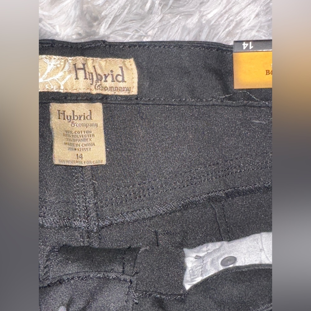 Hybrid & Company Woman’s  Black Super Stretch Shorts w/Bum Lifter - NWT Size 14 - Picture 3 of 4